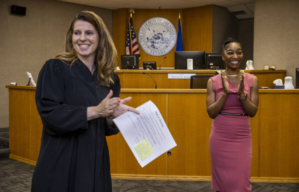 Le aplauden a Dominique Bosa Edwards, a la derecha, después de ser juramentada por la jueza Ve ...