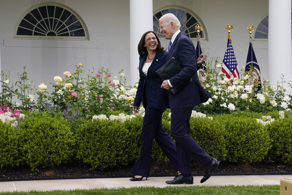 El presidente Joe Biden camina con la vicepresidenta Kamala Harris después de hablar sobre la ...