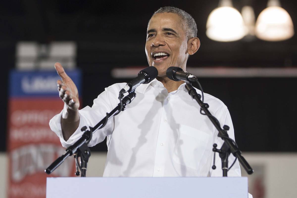 El expresidente Barack Obama habla durante un mitin en Cox Pavilion el 22 de octubre de 2018, e ...