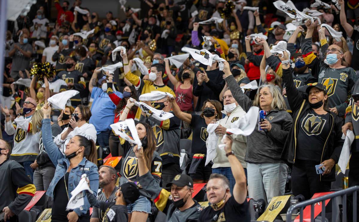 Los aficionados de Vegas Golden Knights animan a su equipo contra Minnesota Wild durante el pri ...