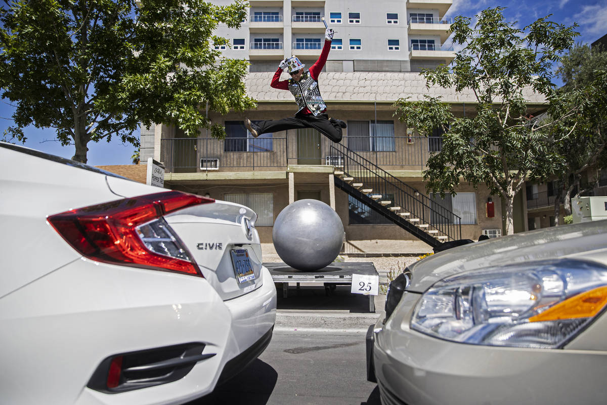 Dumitru Uzum salta en el aire mientras actúa para los coches que pasan durante el desfile de L ...
