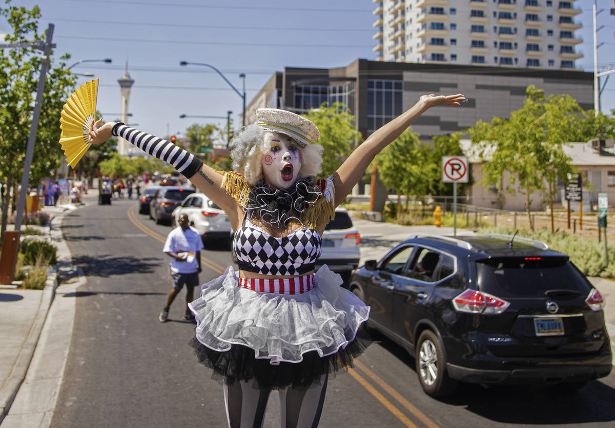 La zanquera Jackie Daneri saluda a los coches que pasan durante el desfile de Las Vegas Days el ...