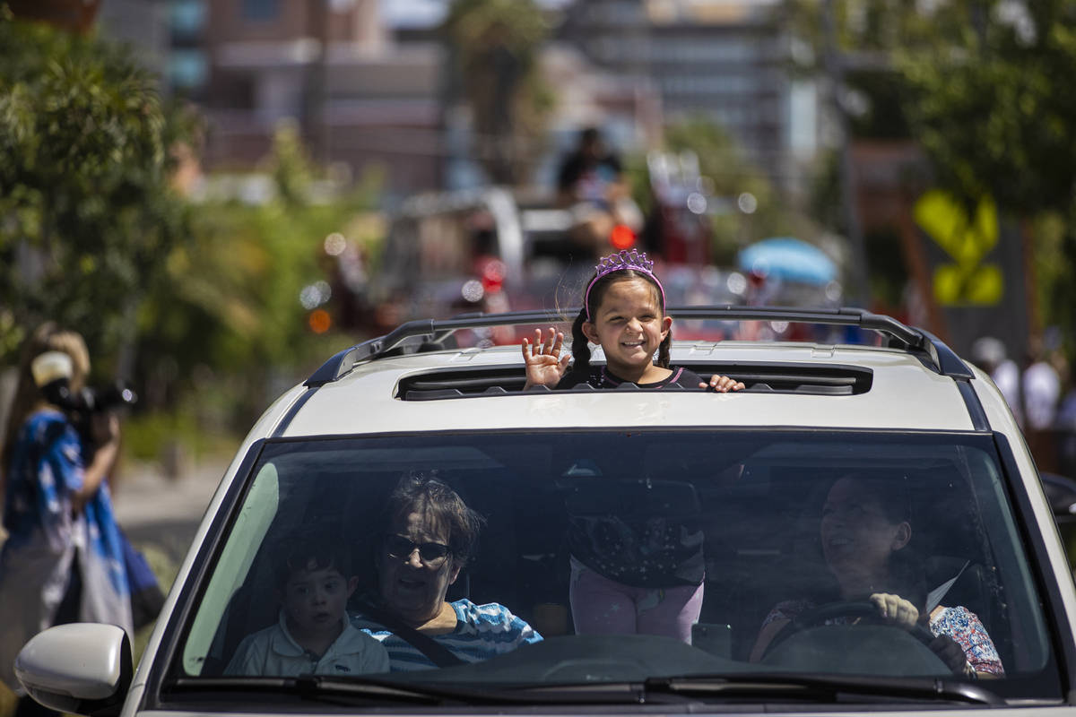 Virginia Cáceres, de seis años, saluda a los peatones durante el desfile de Las Vegas Days el ...