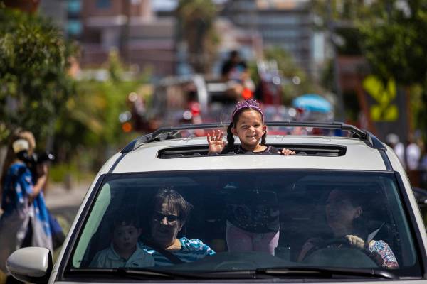Virginia Cáceres, de seis años, saluda a los peatones durante el desfile de Las Vegas Days el ...