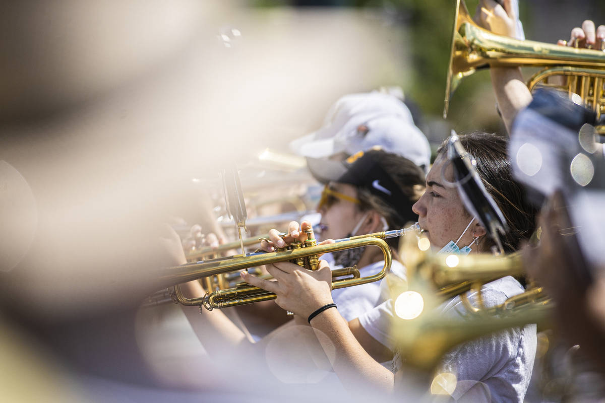 Una hilera de trompetistas toca durante el desfile de Las Vegas Days el sábado, 15 de mayo de ...