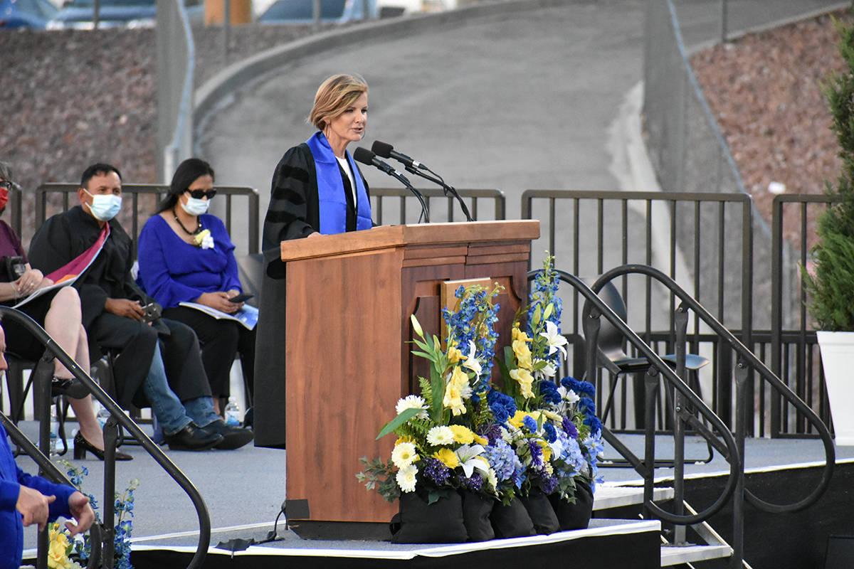 La congresista Susie Lee participó en la graduación de más de 1,000 estudiantes del CSN. Sá ...