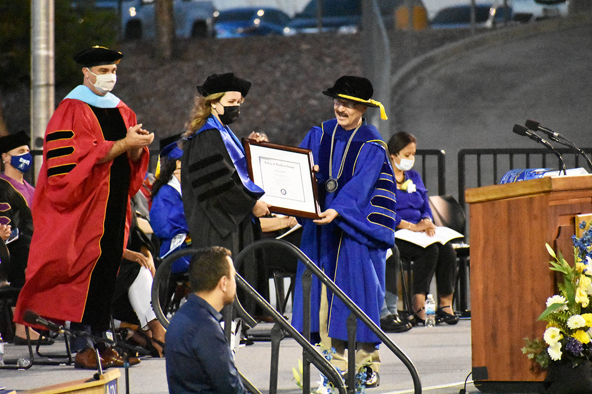 Profesores del Colegio del Sur de Nevada acompañaron a los estudiantes en su ceremonia de grad ...