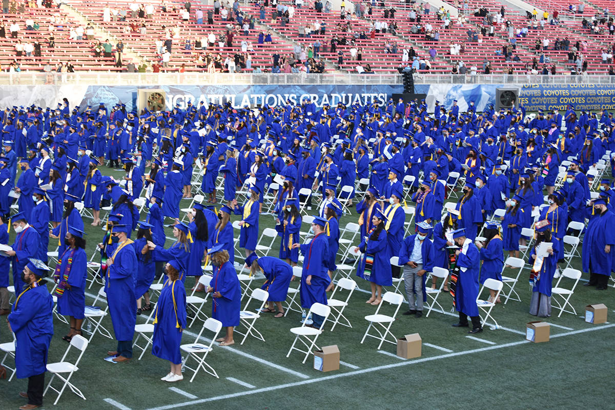 Más de 1,000 estudiantes del CSN acudieron a su ceremonia de graduación. Sábado 15 de mayo d ...