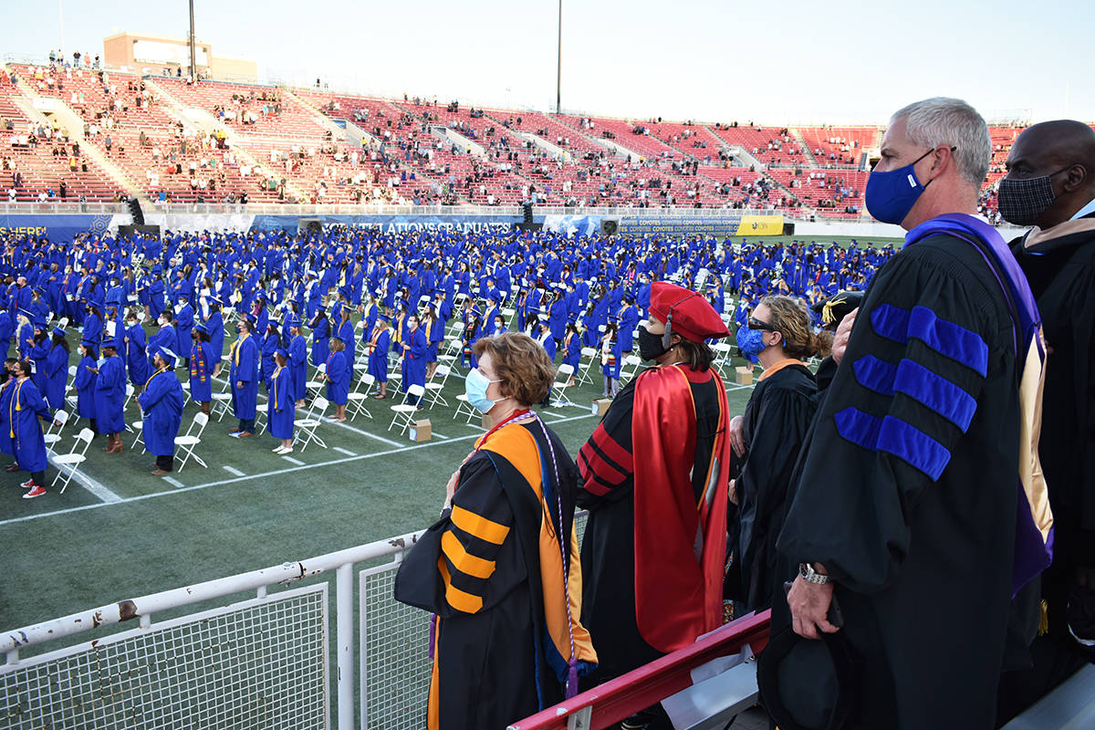 Profesores del Colegio del Sur de Nevada acompañaron a los estudiantes en su ceremonia de grad ...