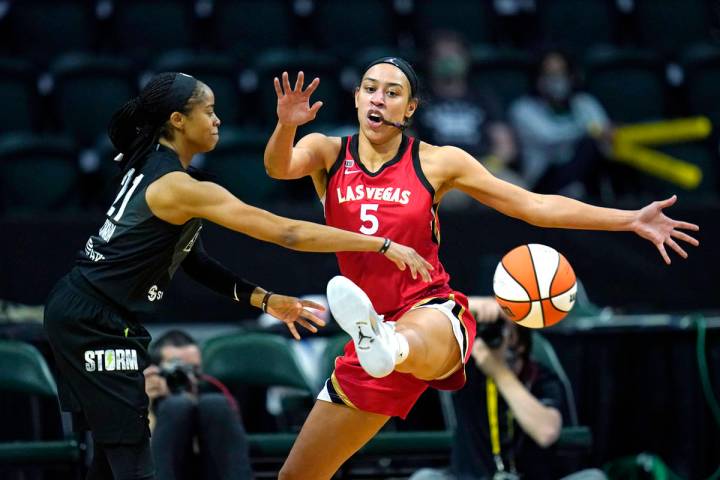 Dearica Hamby (5), de Las Vegas Aces, defiende a Jordin Canada, de Seattle Storm en la primera ...