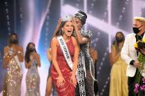 Esta imagen divulgada por la Organización Miss Universo muestra a Andrea Meza, reaccionando al ...