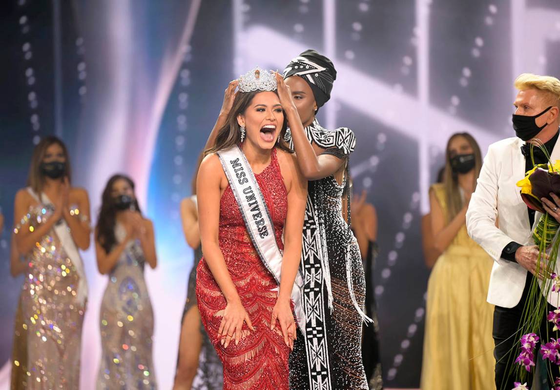 Esta imagen divulgada por la Organización Miss Universo muestra a Andrea Meza, reaccionando al ...
