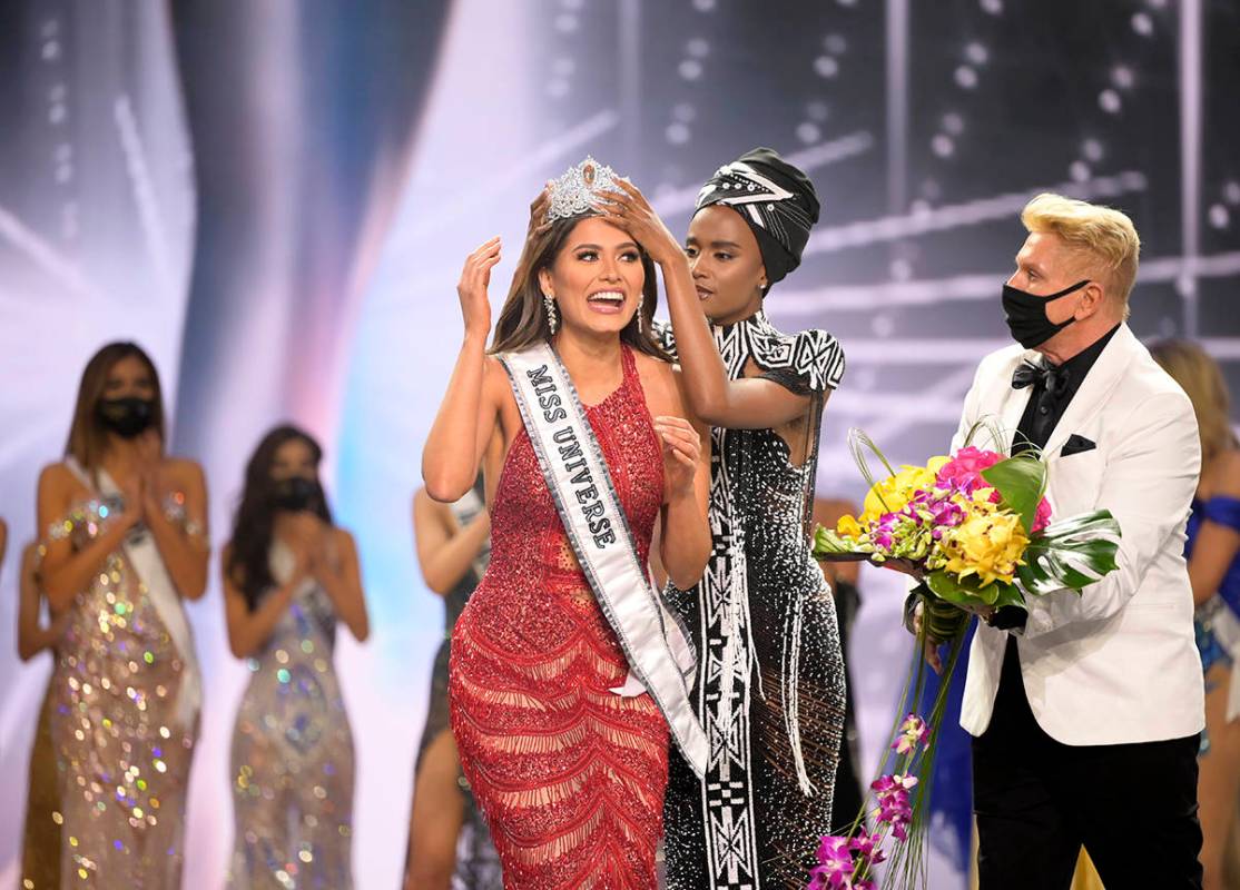 Esta imagen publicada por la Organización Miss Universo muestra a Andrea Meza, reaccionando al ...