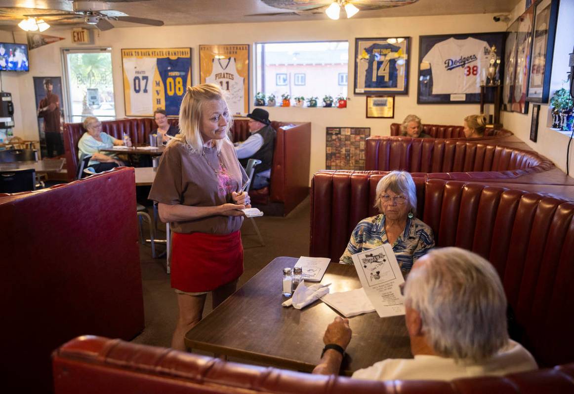 La mesera Kristin Perkins, a la izquierda, toma el pedido de un cliente durante la cena en Suga ...