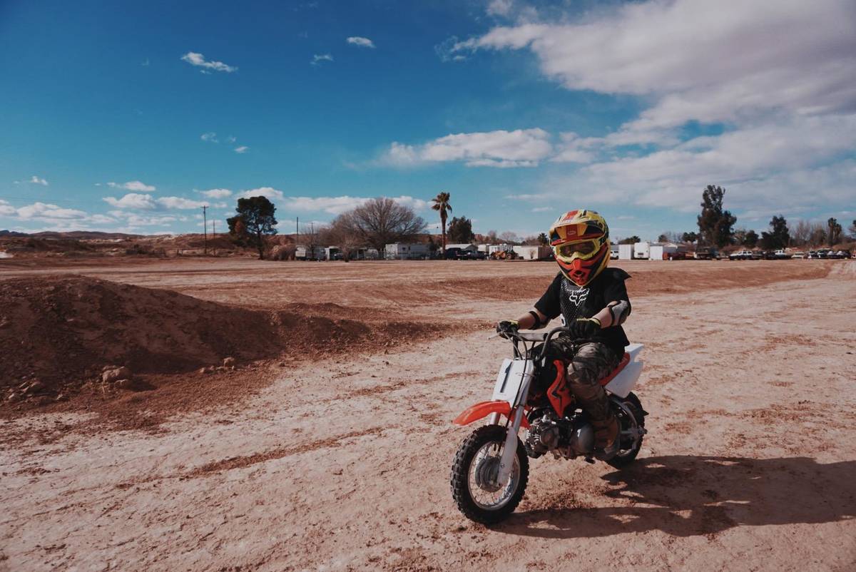 Johnny Crisstopher Sarantakos disfrutando de un paseo en moto. (Criss Angel)