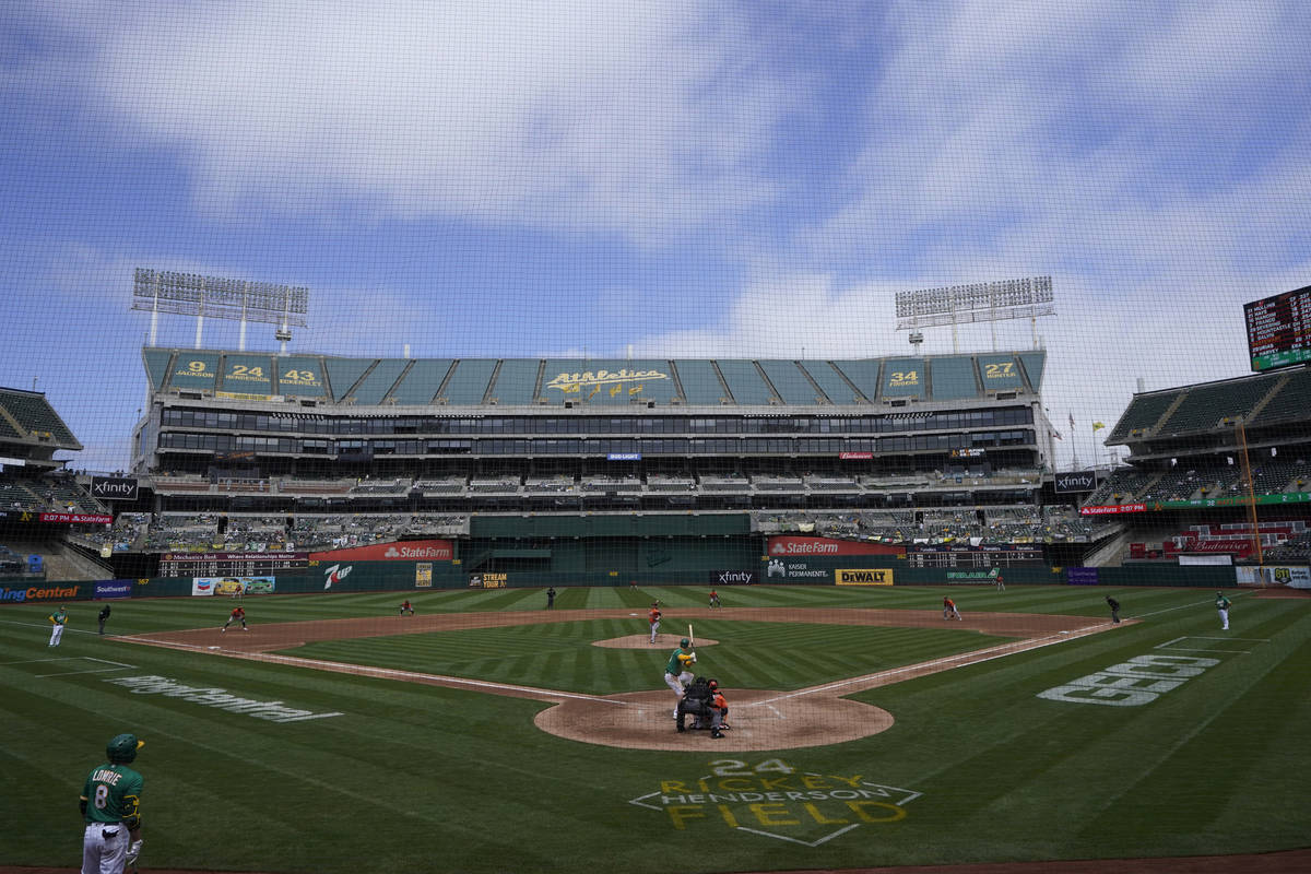 Los Oakland Athletics juegan contra los Baltimore Orioles en un partido de béisbol en Oakland, ...