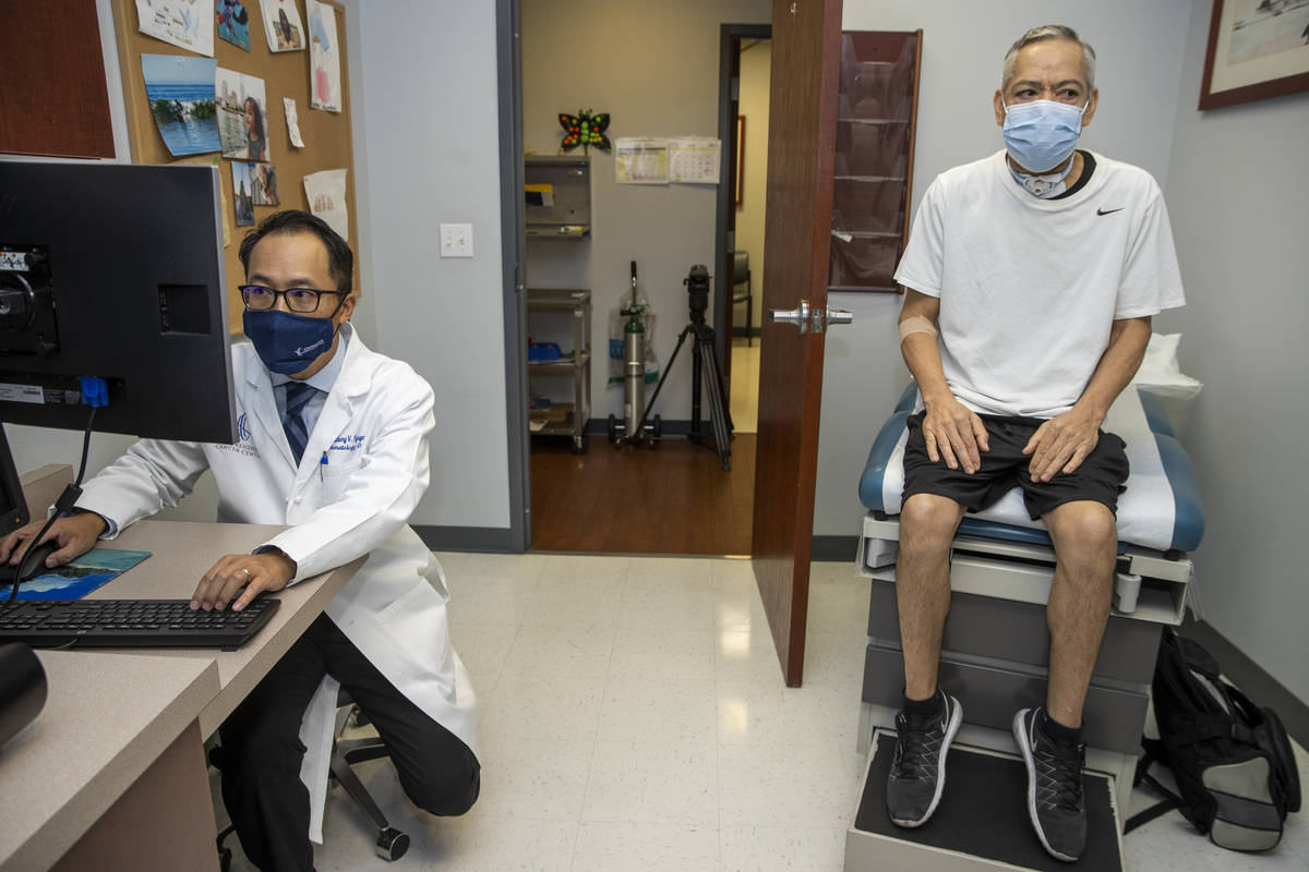 El paciente Rubén Solís, a la derecha, se sienta mientras el doctor Anthony Nguyen repasa sus ...