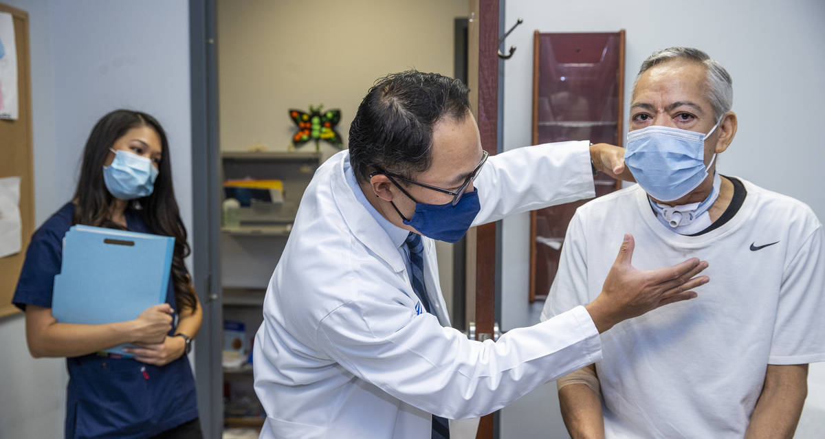 El paciente Rubén Solís, a la derecha, es examinado por el doctor Anthony Nguyen en Comprehen ...