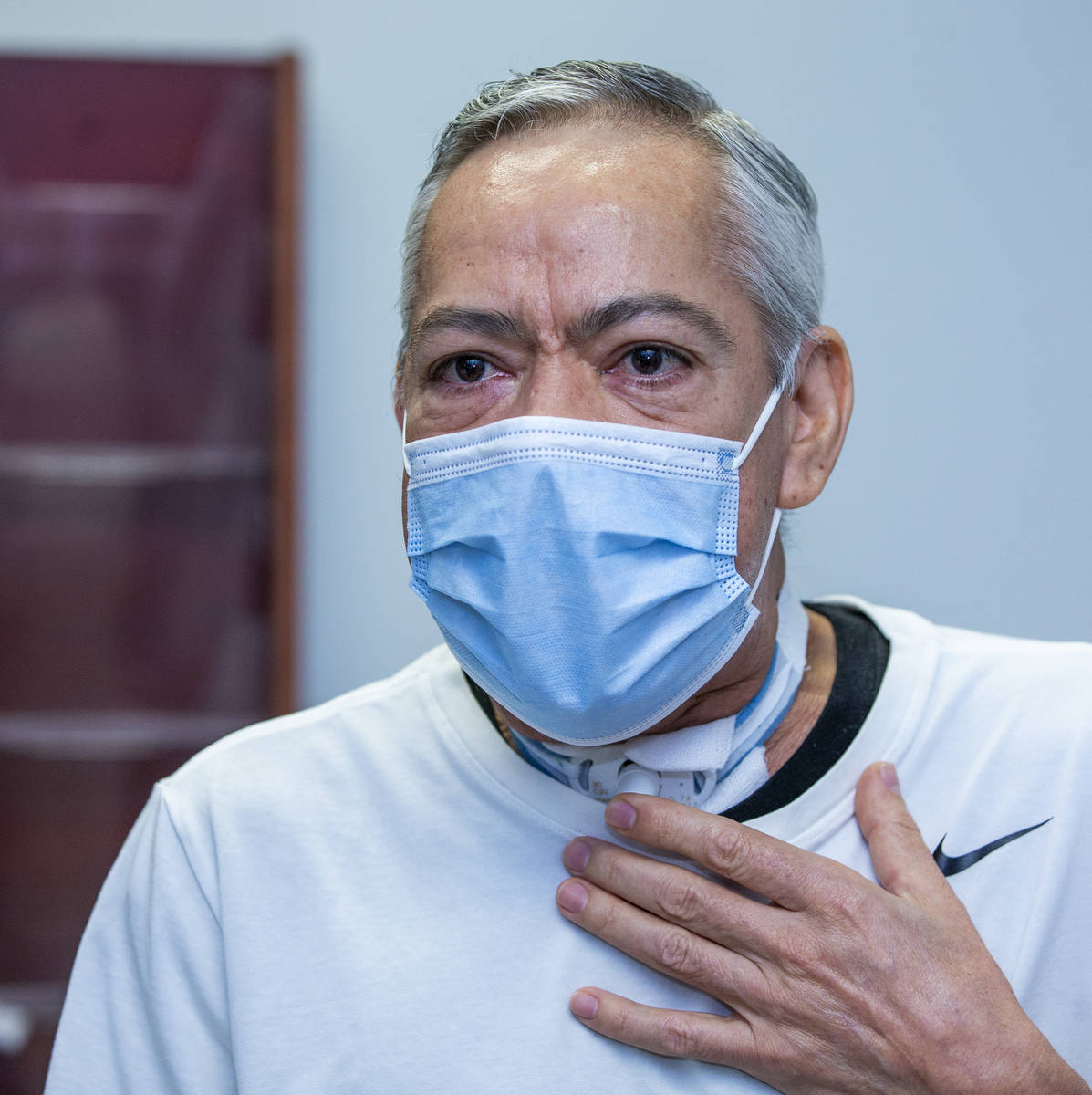 El paciente Rubén Solís habla en Comprehensive Cancer Centers' Southeast Henderson Treatment ...