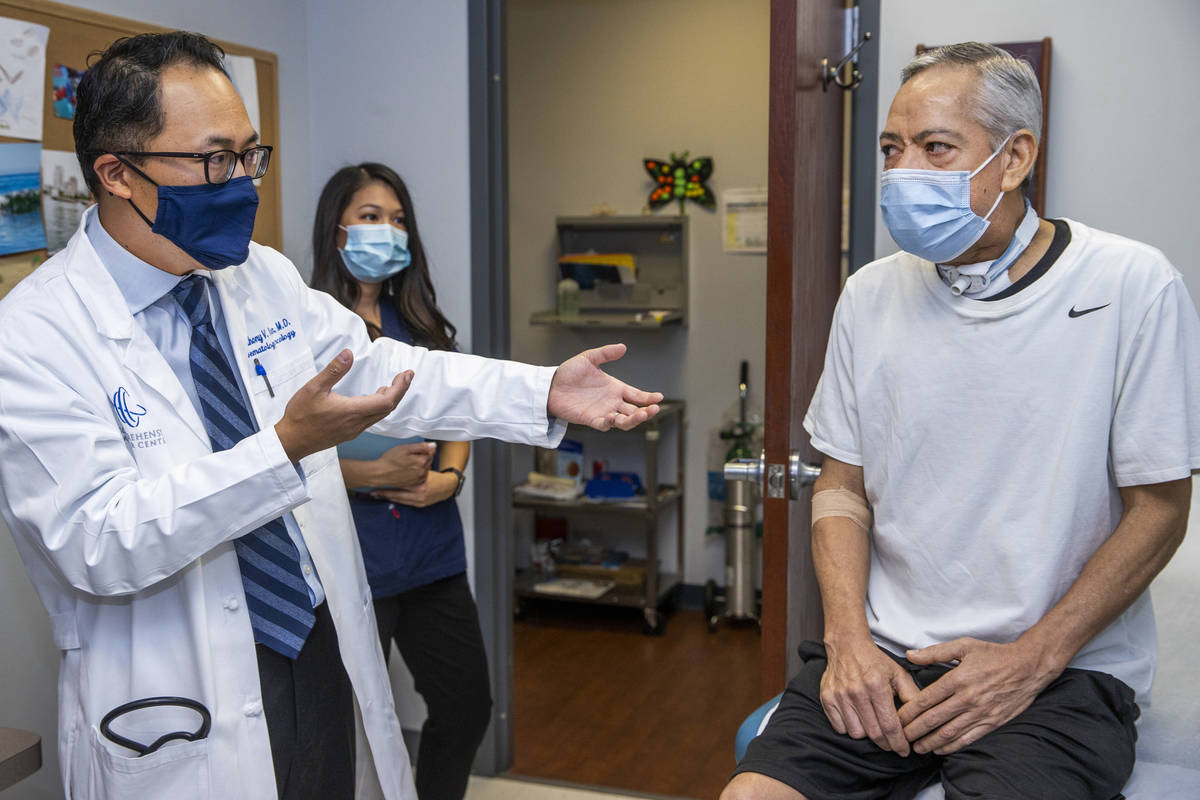 El doctor Anthony Nguyen, a la izquierda, habla con el paciente Rubén Solís en Comprehensive ...