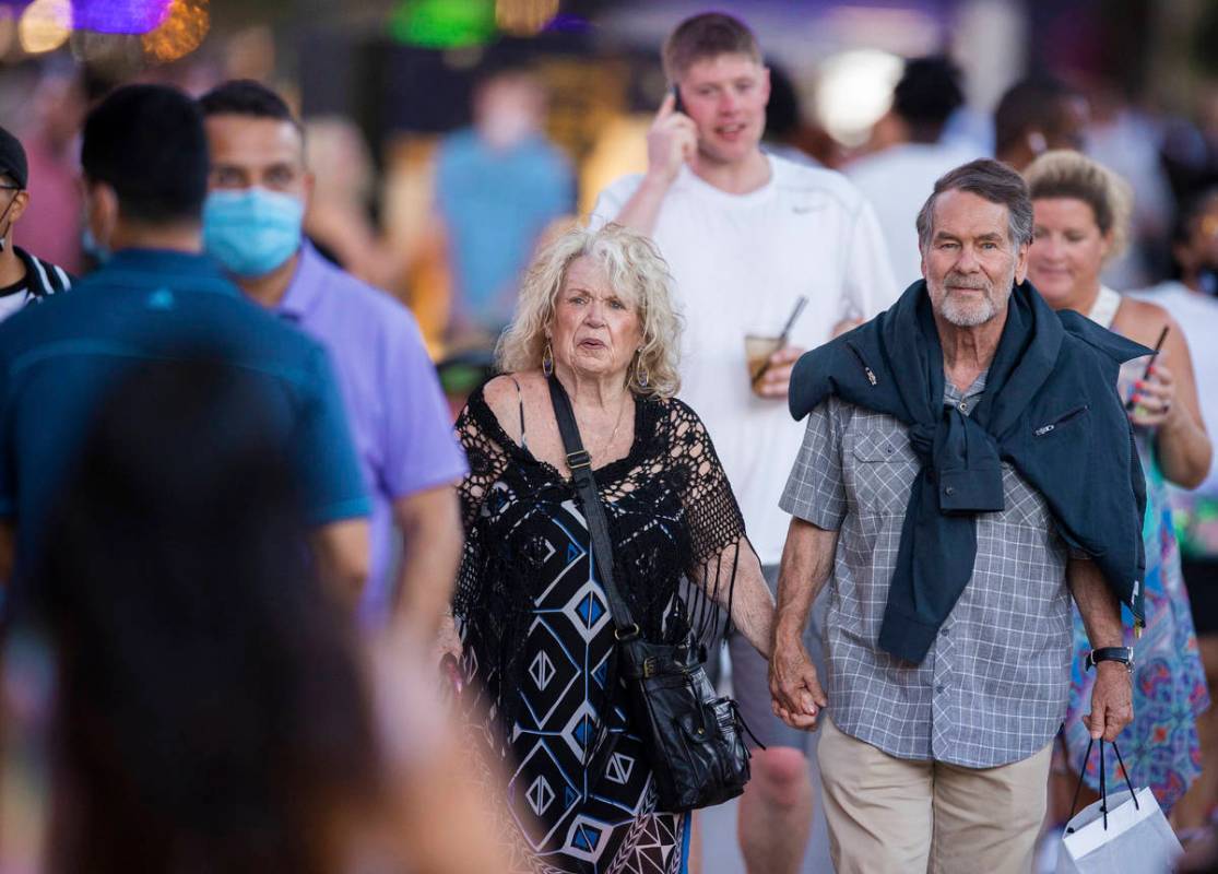 Gente sin máscara camina por Fremont Street Experience el jueves, 13 de mayo de 2021 en Las Ve ...