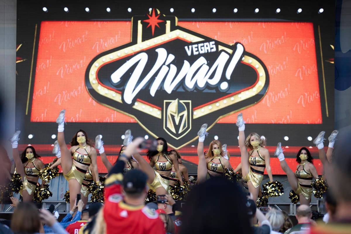 "The Vegas Vivas" se presentan antes de un juego de postemporada de la NHL entre los Golden Kni ...