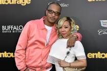 T.I. y su esposa Tameka "Tiny" Harris llegan al estreno de "Entourage" en Los Ángeles, en el t ...