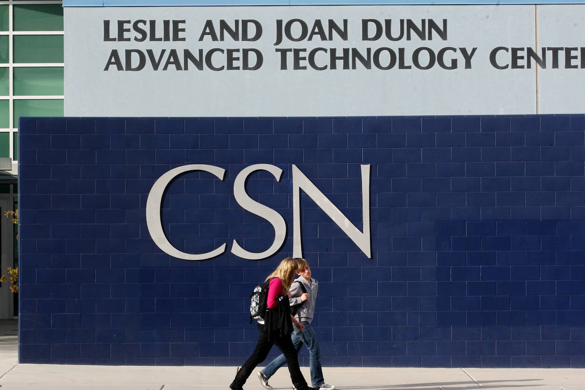 Estudiantes pasan por el Leslie and Joan Dunn Advance Technology Center en College of Southern ...