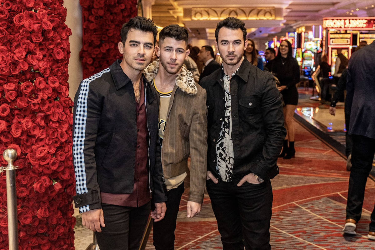 Los Jonas Brothers en el Mayfair Supper Club del Bellagio el viernes, 10 de enero de 2020. (Ton ...