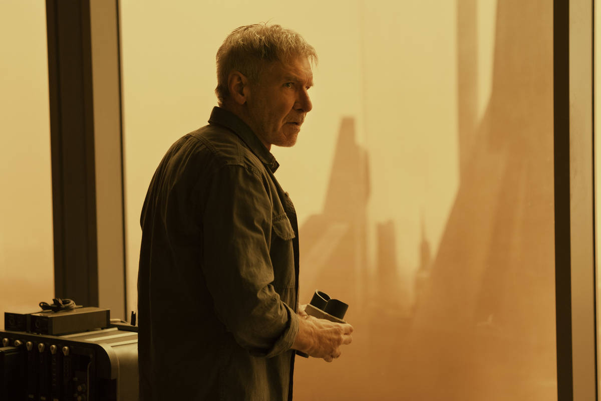 Rick Deckard (Harrison Ford) contempla una Las Vegas irradiada en "Blade Runner 2049." (Stephen ...
