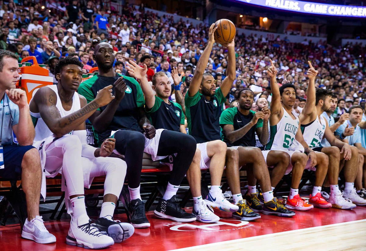 Los jugadores de los Boston Celtics, incluido el pívot Tacko Fall, centro izquierda, mientras ...