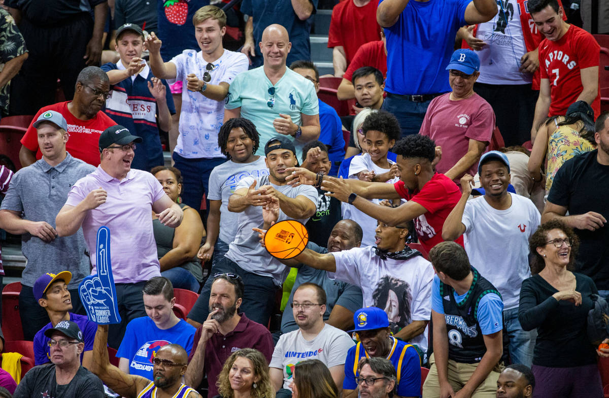 Fans gritan por sus equipos mientras los Memphis Grizzlies juegan contra los New Orleans Pelica ...