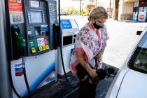 Crystal Tippit, del Condado Orange, California, carga gasolina en Chevron en la avenida Tropica ...