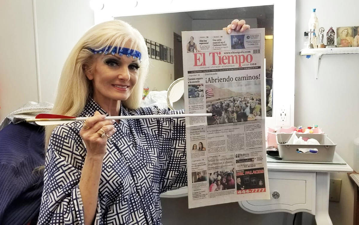 Silvia Silvia posa junto con su periódico favorito El Tiempo, el cual también utiliza en su s ...