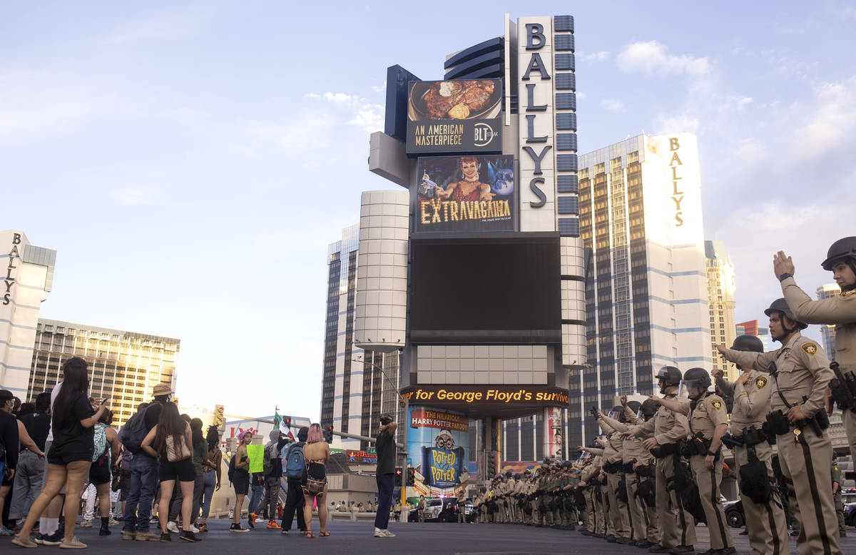 La policía y manifestantes de George Floyd se enfrentan en la intersección de Flamingo y Las ...