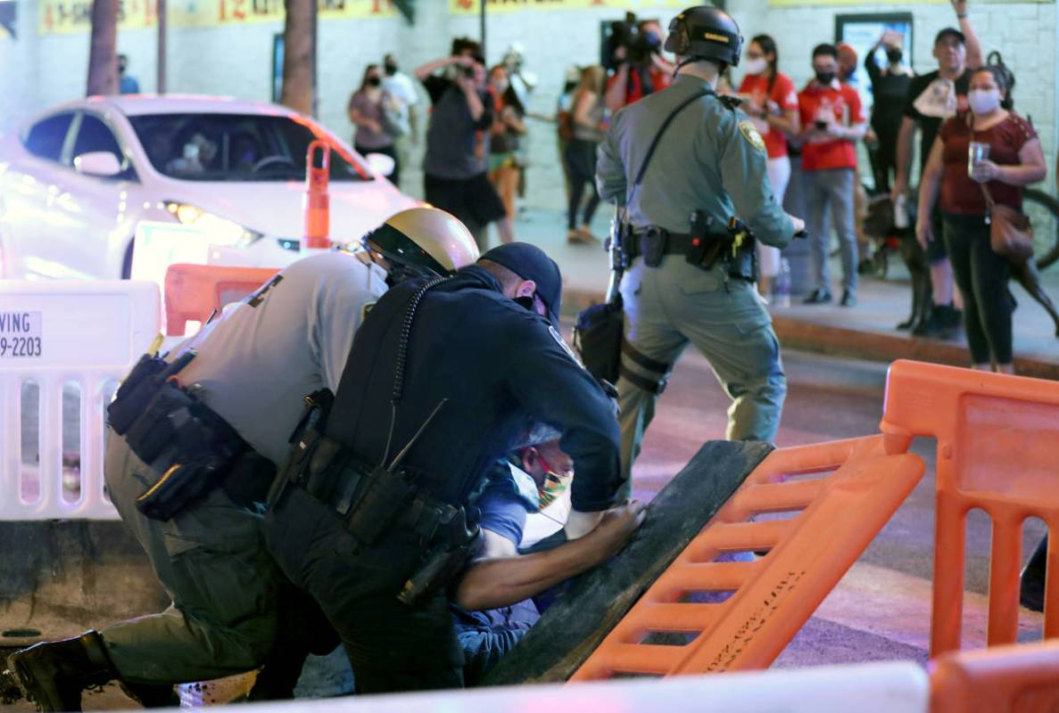 El abogado defensor de Las Vegas, Jonathan MacArthur, es arrestado durante una manifestación e ...