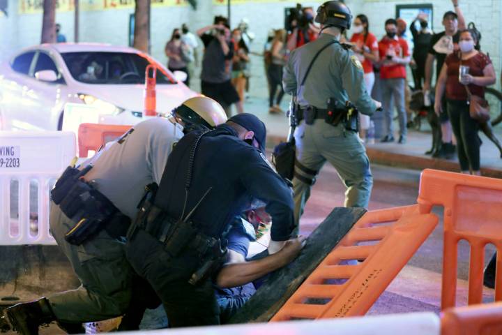El abogado defensor de Las Vegas, Jonathan MacArthur, es arrestado durante una manifestación e ...