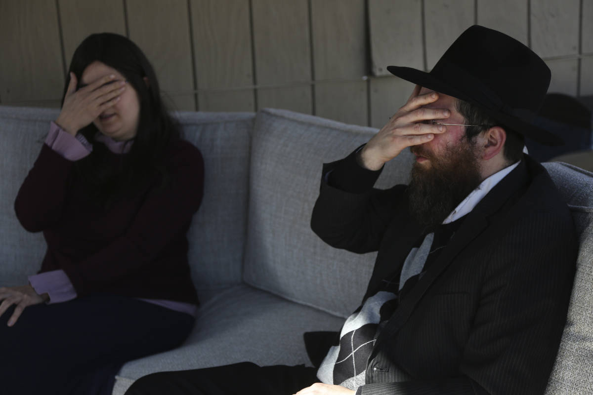 Tzivi Kivman y el rabino Yossi Kivman recitan el Shema, una oración judía, con Michelle y Bob ...