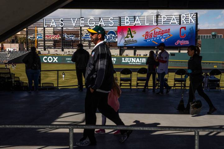 Fans circulan por el estadio mientras los Cleveland Indians y los Oakland Athletics juegan dura ...