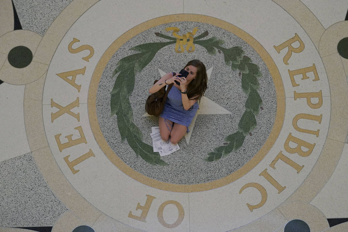 Un visitante se detiene en la rotonda del Capitolio del Estado para tomar fotos el jueves, 20 d ...