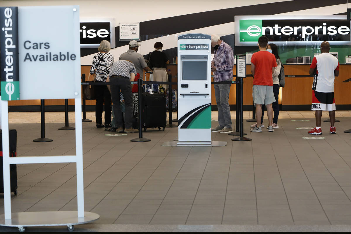 Viajeros esperan para rentar un coche en el McCarran Rent-A-Car Center de Las Vegas el martes, ...