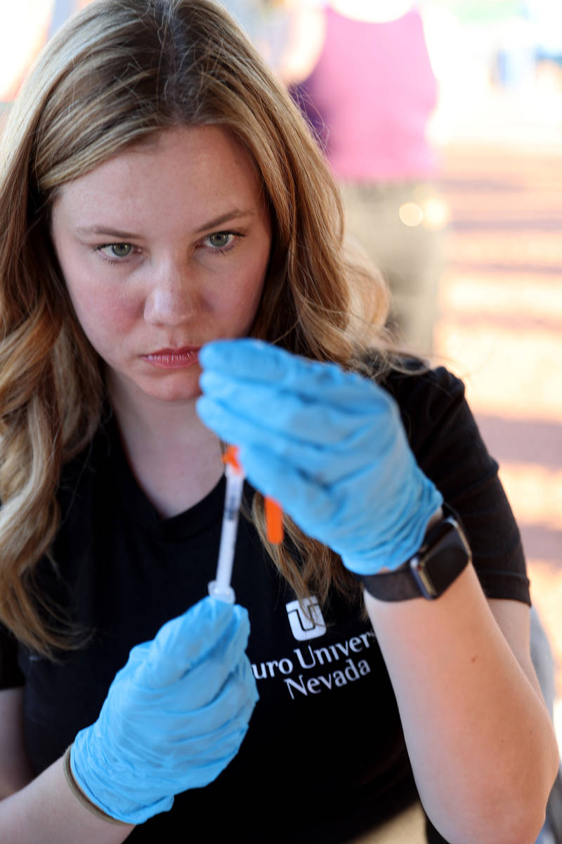 Calli Collins, estudiante de Asistencia Médica de la Universidad de Touro prepara la vacuna co ...