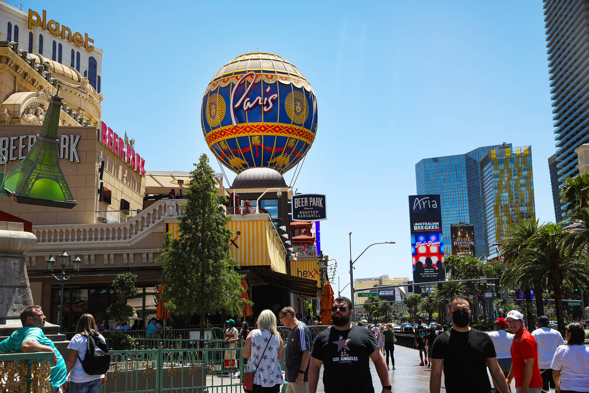 Visitantes caminan por el Strip de Las Vegas el martes, 25 de mayo de 2021. (Rachel Aston/Las V ...
