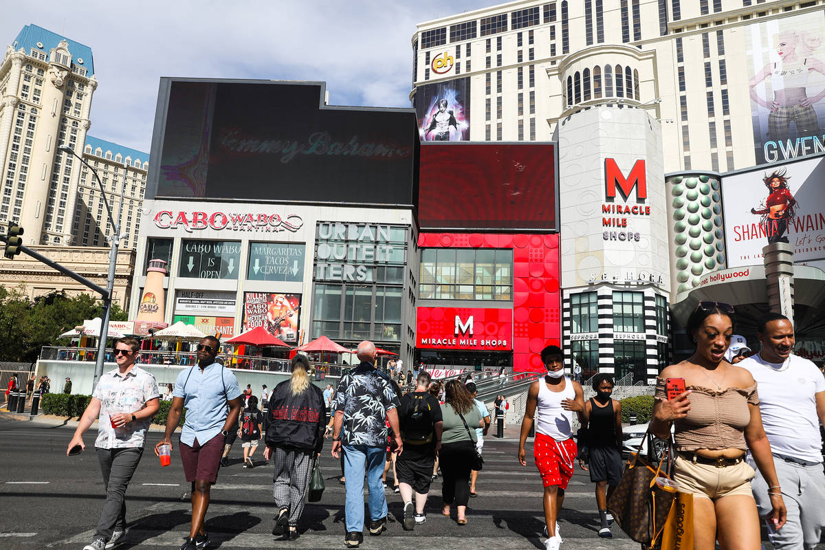 Visitantes caminan por el Strip de Las Vegas el martes, 25 de mayo de 2021. (Rachel Aston/Las V ...