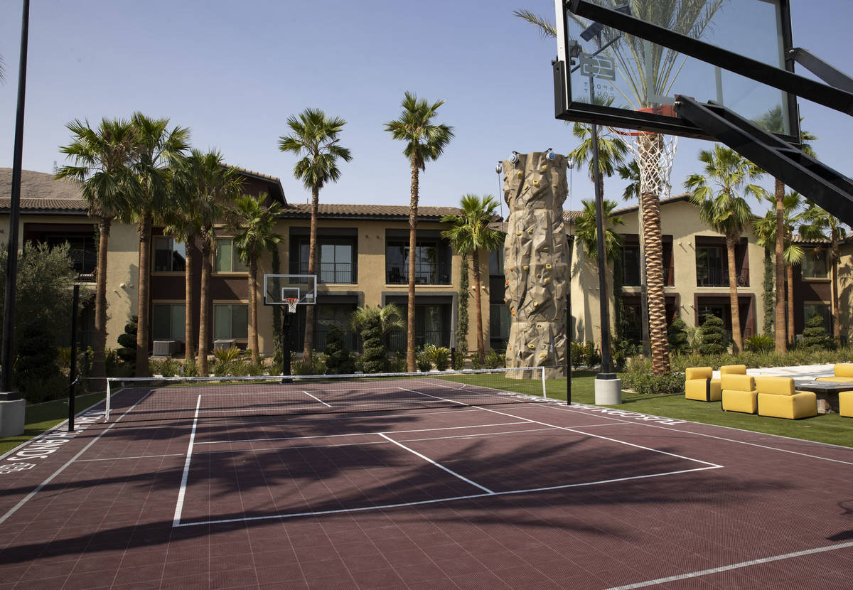 Una pista de tenis y una cancha de baloncesto se ven en el complejo de apartamentos Tuscan High ...