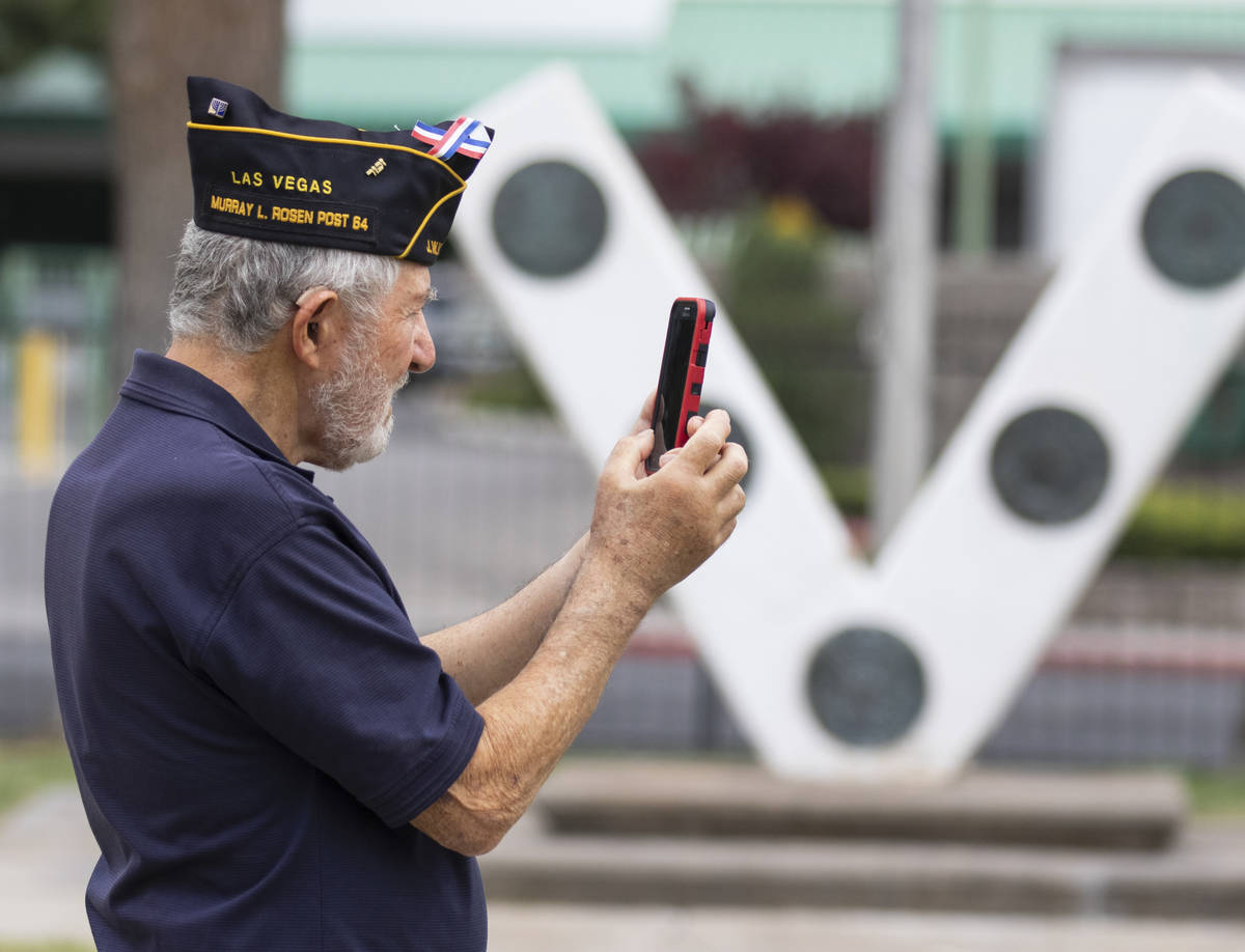 Morton Friedlander, un veterano de 88 años de la Guerra de Corea y de Vietnam, toma una foto d ...