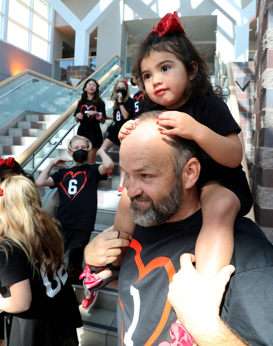 Joselyn Elizabeth Hairr, de 2 años, participa en los festejos sobre los hombros de su padre He ...
