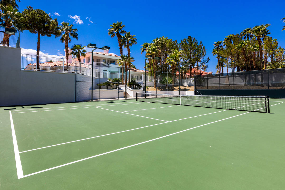 La cancha de tenis en 4944 Spanish Heights Drive. (Stetson Ybarra Photography)