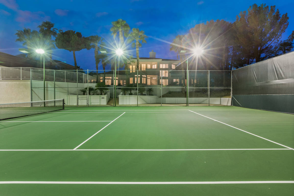 Una foto de la cancha de tenis de 4944 Spanish Heights Drive. (Stetson Ybarra Photography)