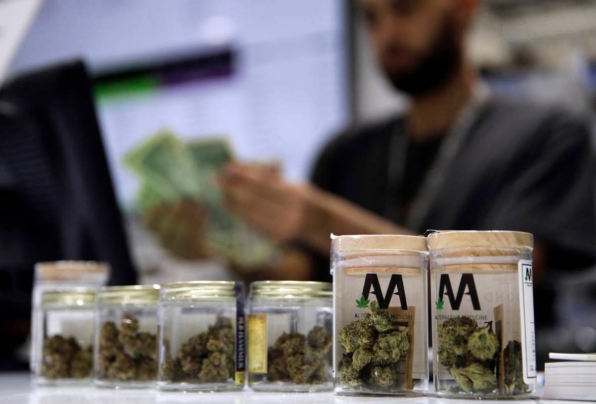 Una cajera registra una venta de marihuana en el dispensario de cannabis Essence en Las Vegas. ...
